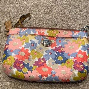Authentic Coach Wristlet- Perfect for Spring! 🌸🌺